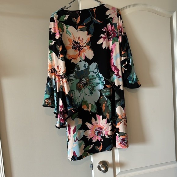 Beautiful flower ROZ & ALI size small dress. - Picture 2 of 4